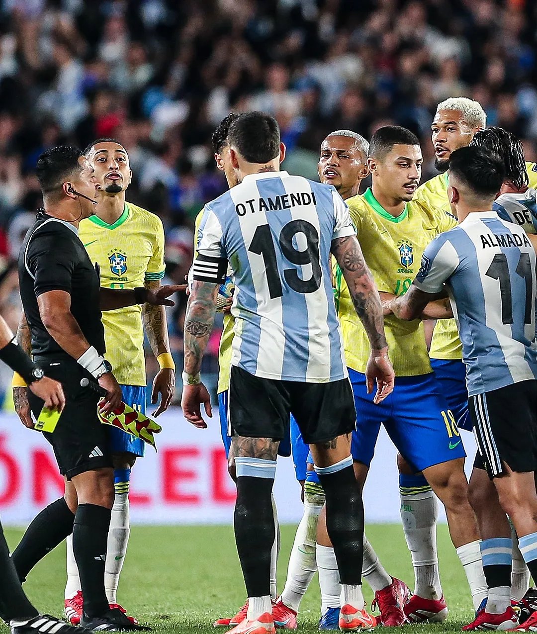 巴西队力挫阿根廷,晋级决赛争夺荣誉 巴西队力挫阿根廷,晋级决赛争夺荣誉