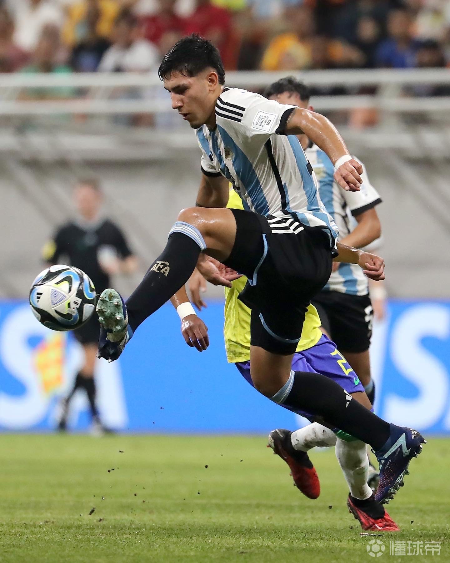 巴西队力挫阿根廷,晋级决赛争夺荣誉 巴西队力挫阿根廷,晋级决赛争夺荣誉