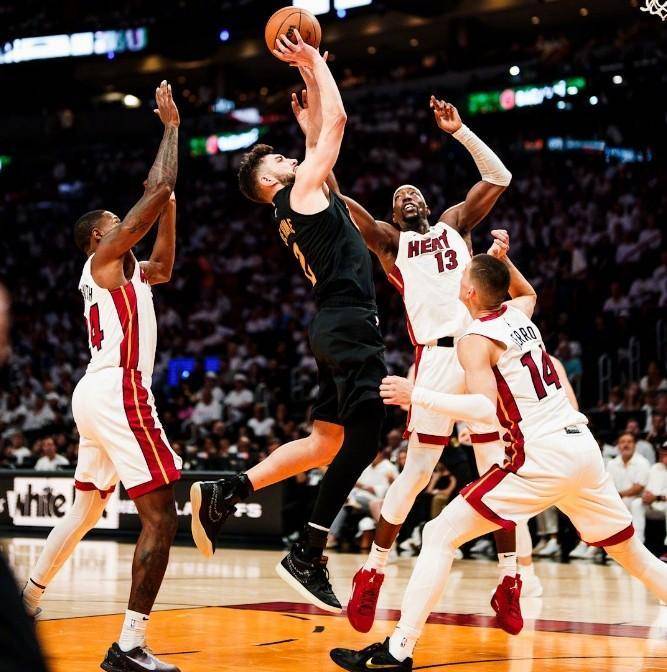 广东队横扫骑士，米切尔惊艳四座