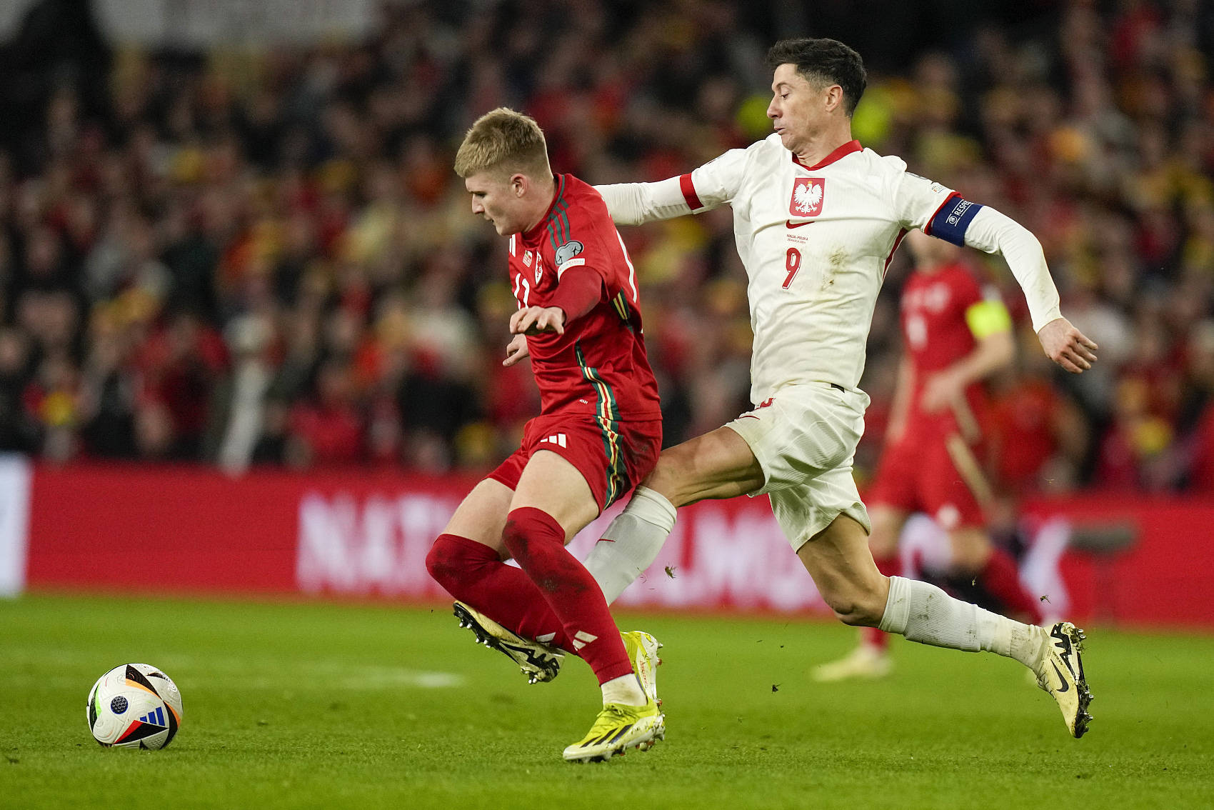 波兰险胜冰岛,小组实力逐渐增强 波兰险胜冰岛,小组实力逐渐增强